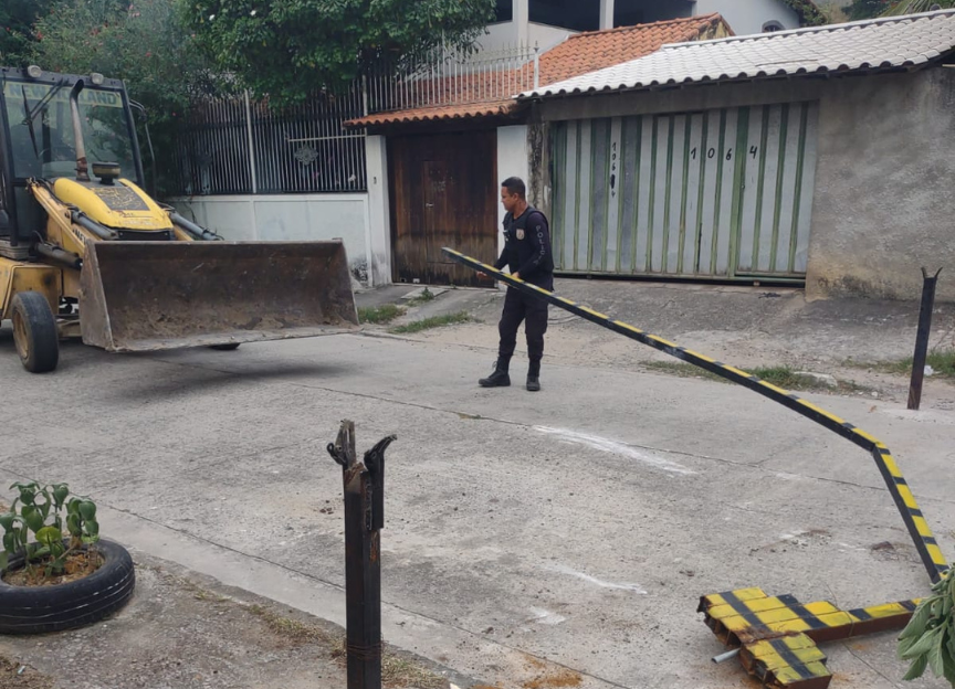 Cinco toneladas de barricadas são retiradas em São Gonçalo