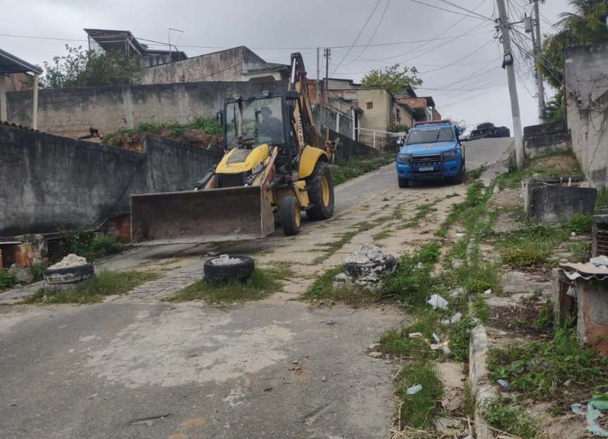 Cinco toneladas de barricadas são retiradas em São Gonçalo