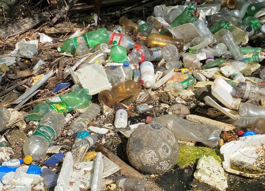 Cinco toneladas de lixo coletadas em ecobarreiras de Niterói