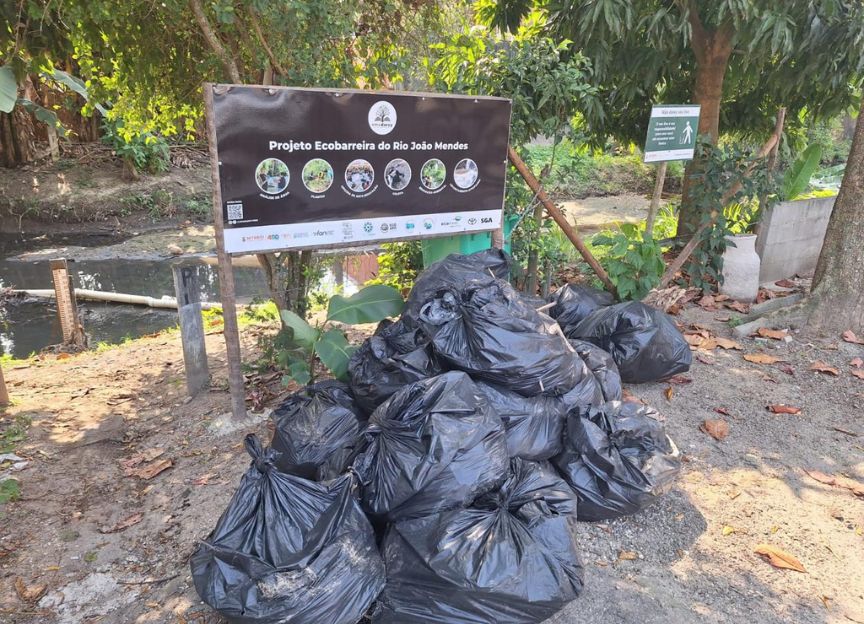Cinco toneladas de lixo coletadas em ecobarreiras de Niterói