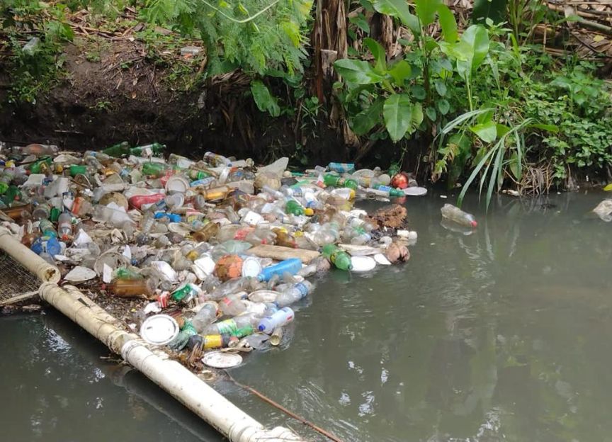 Cinco toneladas de lixo coletadas em ecobarreiras de Niterói