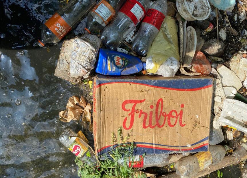 Cinco toneladas de lixo coletadas em ecobarreiras de Niterói