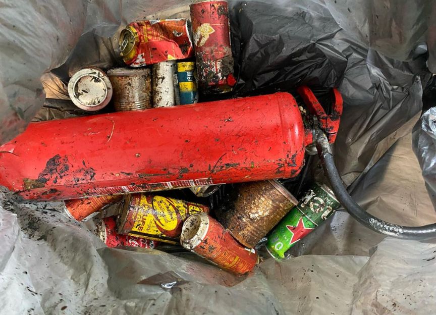 Cinco toneladas de lixo coletadas em ecobarreiras de Niterói