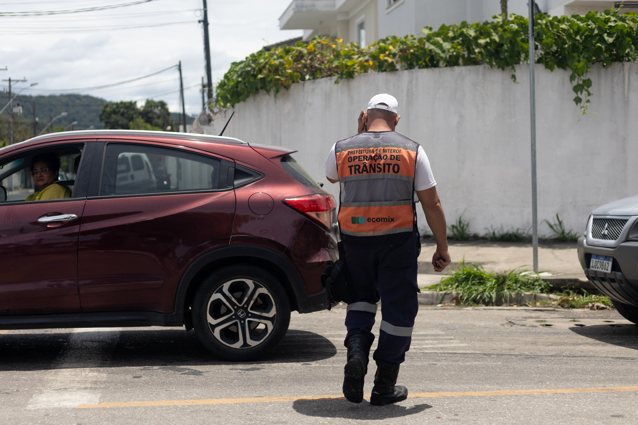 Dois guardas da NitTrans agora ficam na avenida orientando o trânsito