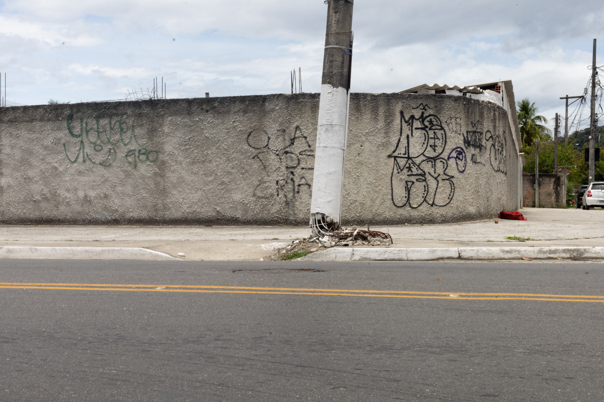 O poste também foi destruído e já precisou ser trocado algumas vezes.