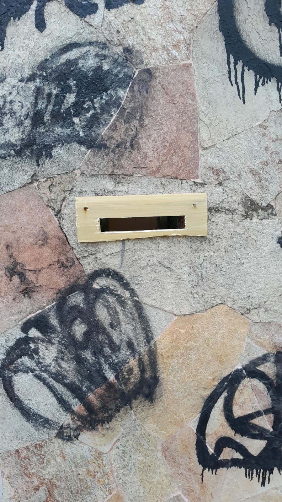 Criminosos roubam caixas de correio em Niterói; vídeo