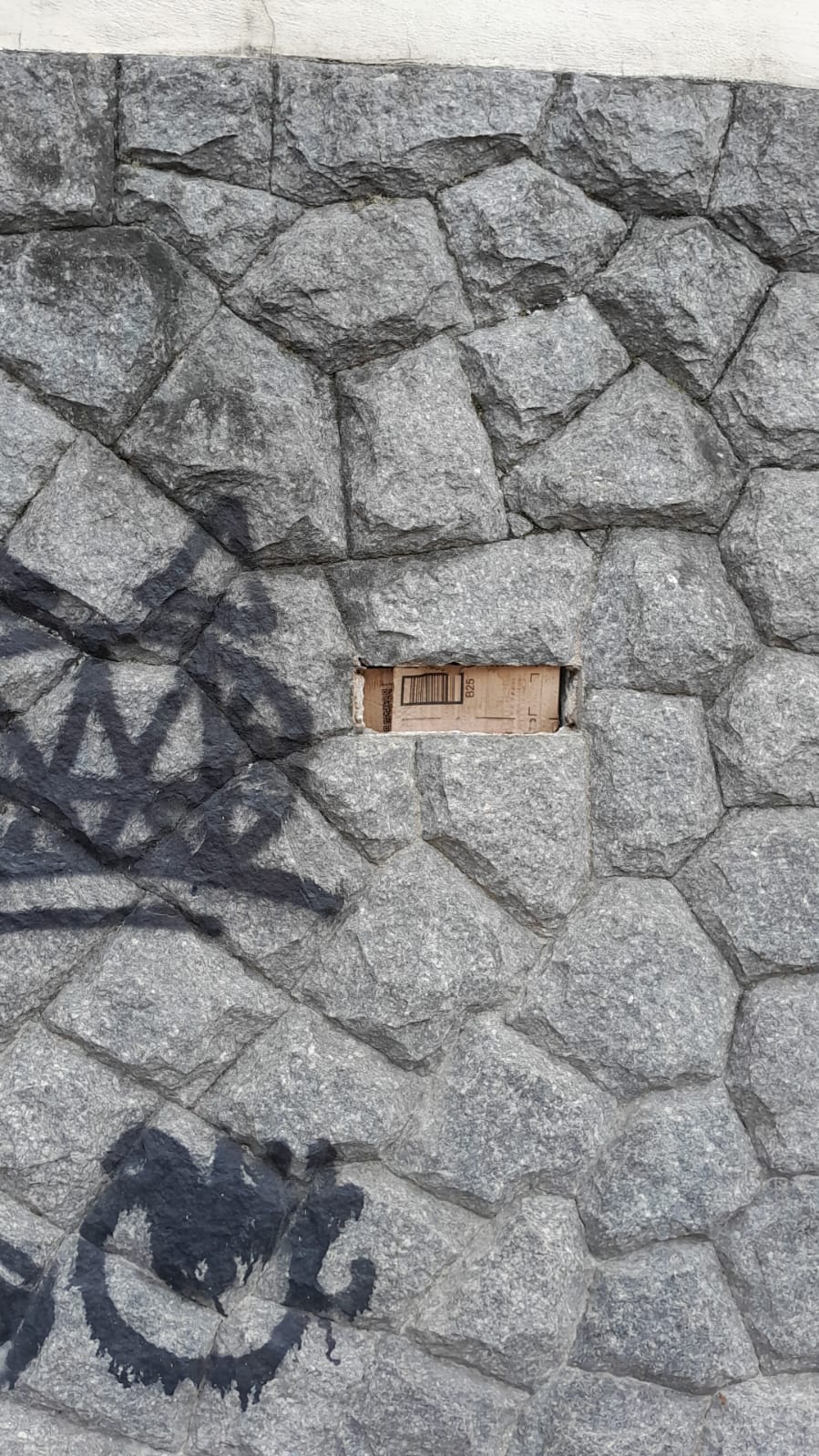 Criminosos roubam caixas de correio em Niterói; vídeo