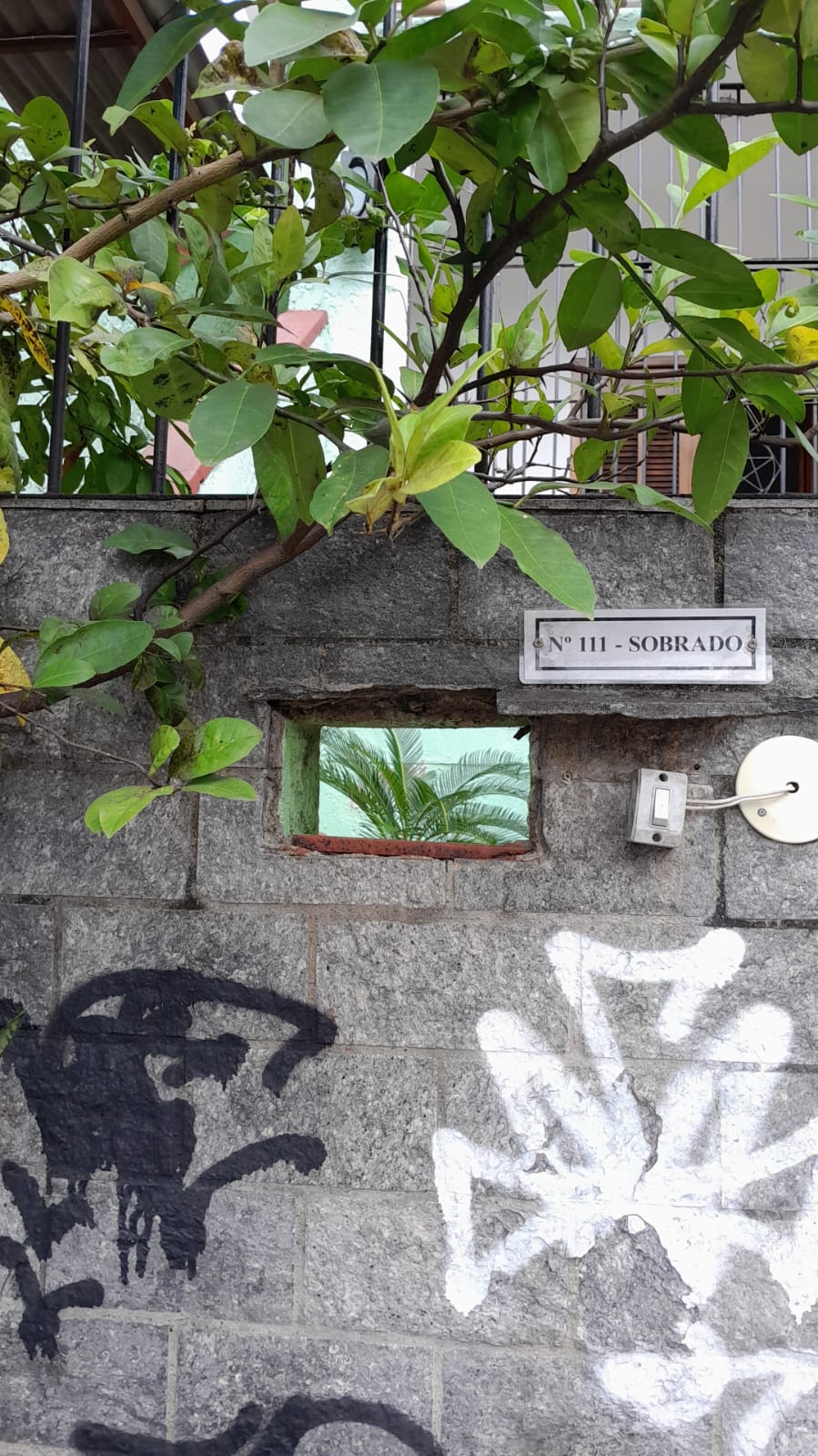 Criminosos roubam caixas de correio em Niterói; vídeo