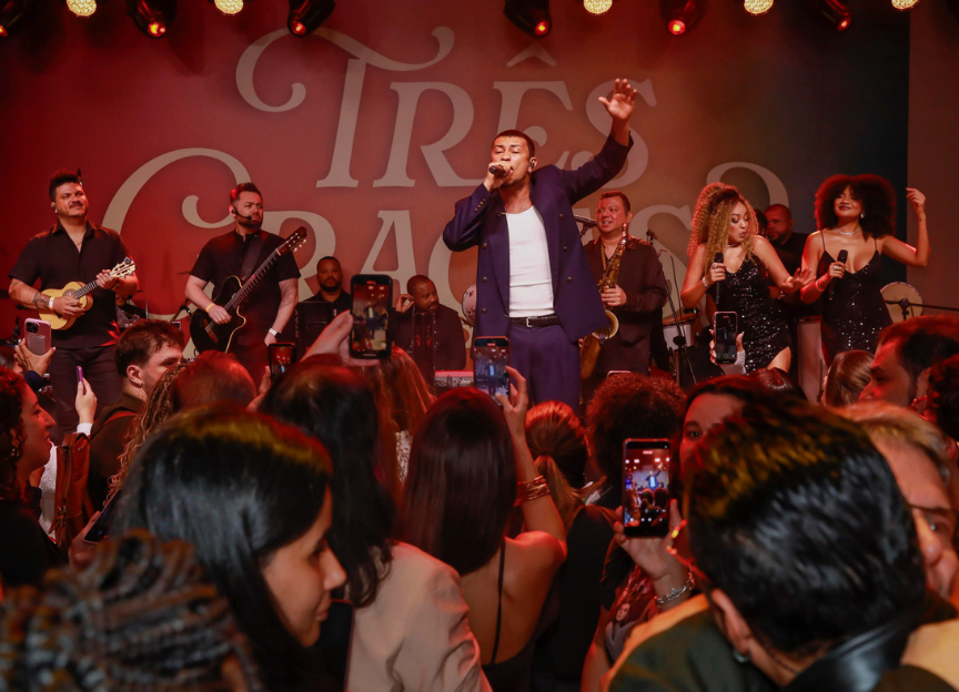 Elenco de Três Graças se reúne em festa luxuosa; veja fotos