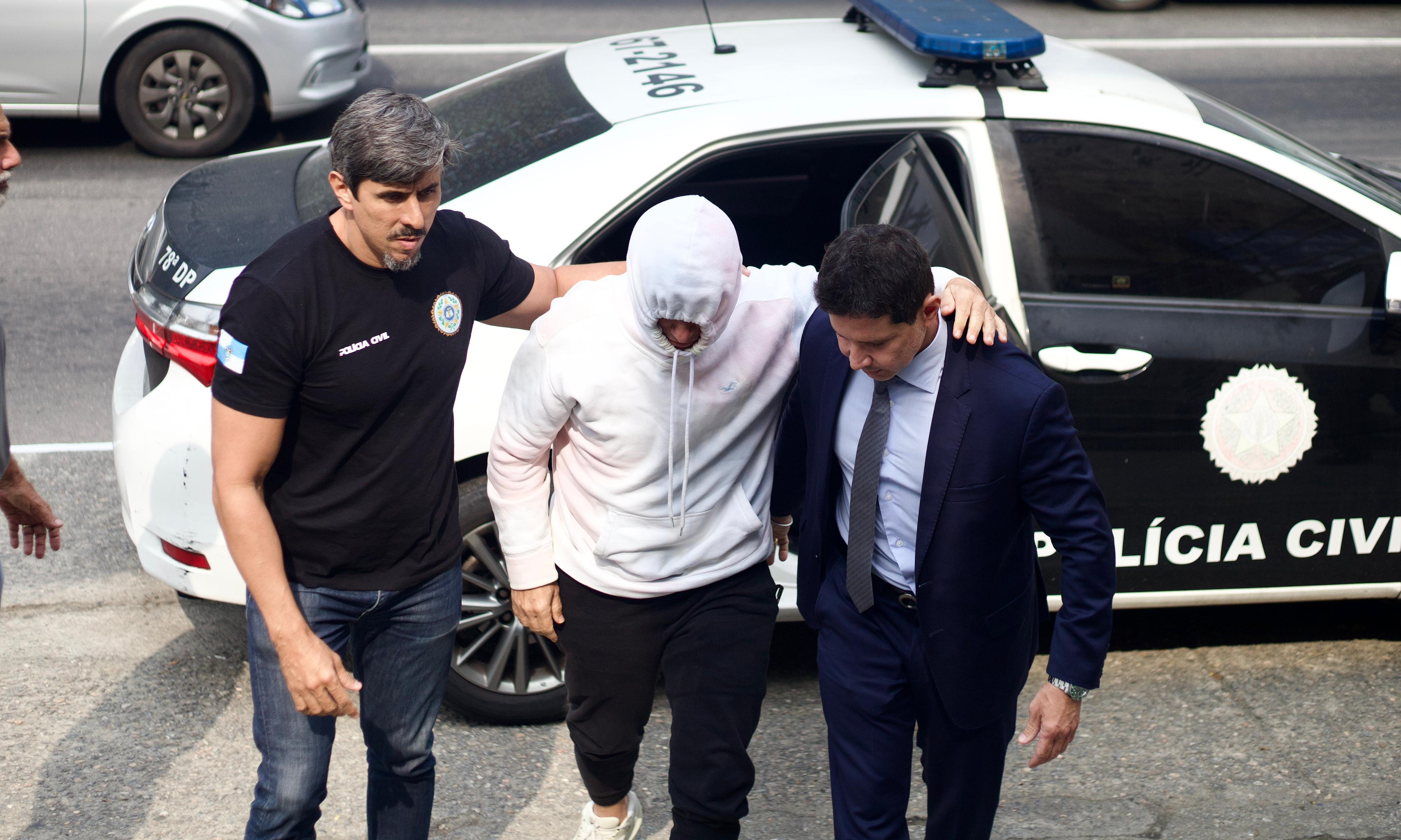 Acompanhado do advogado, Armando Marins não quis falar com a imprensa