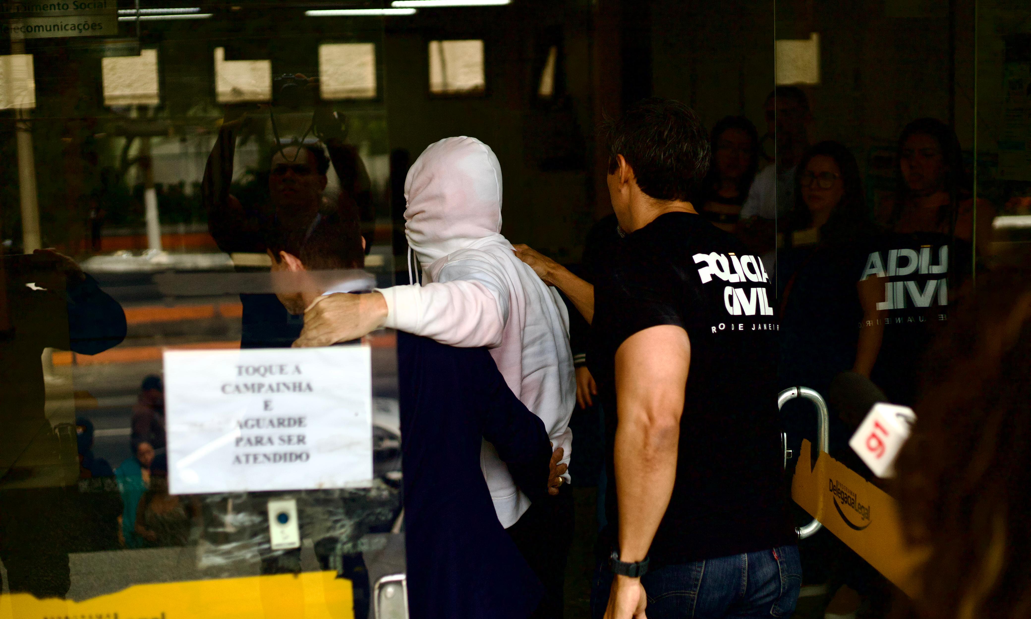 Acompanhado do advogado, Armando Marins não quis falar com a imprensa