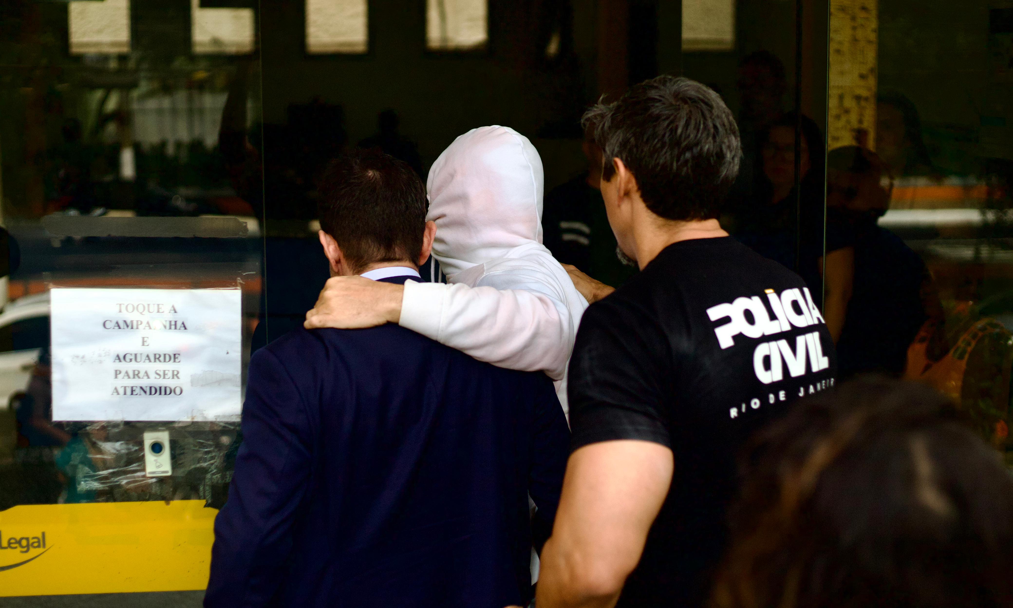 Acompanhado do advogado, Armando Marins não quis falar com a imprensa