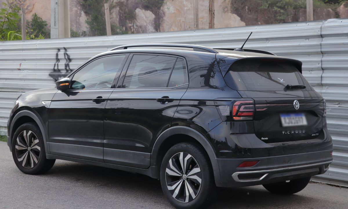 O acidente foi causado após a motorista do carro errar a entrada de um retorno e parar repentinamente na via