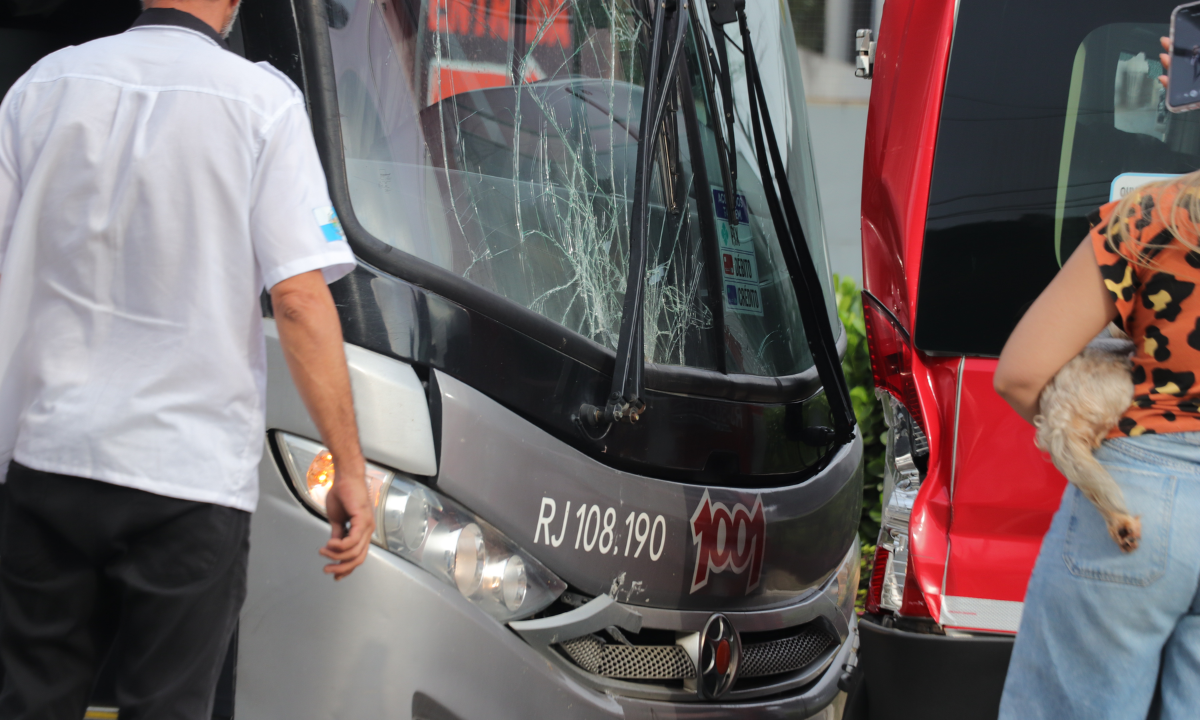A van que vinha logo atrás não conseguiu desviar e bateu na traseira do carro