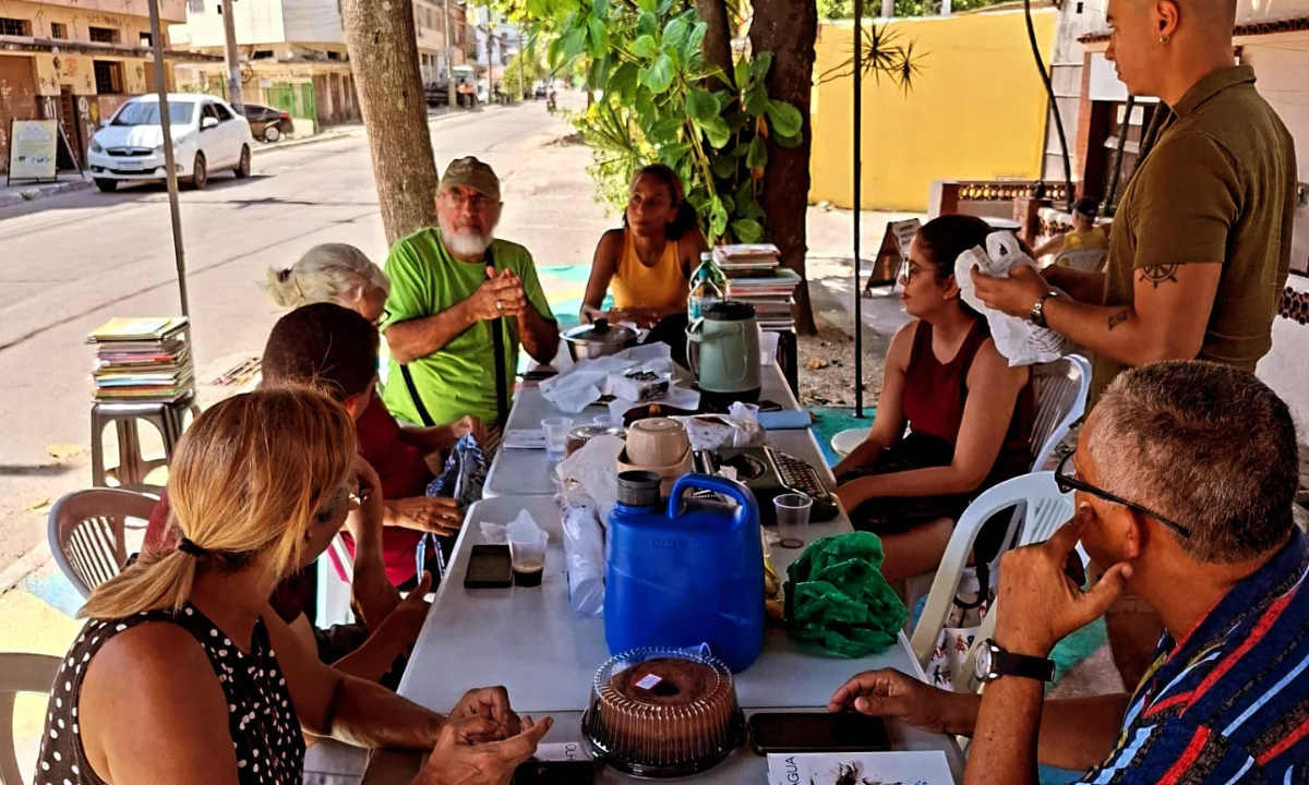 Esquina de rua vira xodó de amantes da leitura em São Gonçalo