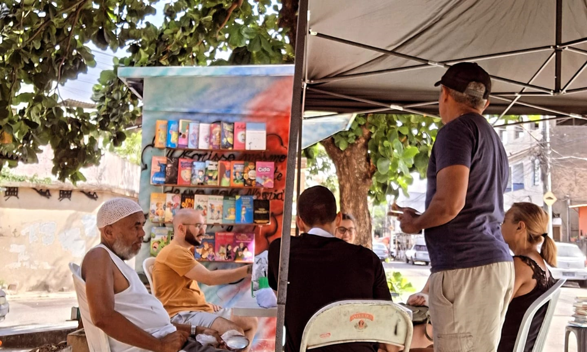 Esquina de rua vira xodó de amantes da leitura em São Gonçalo