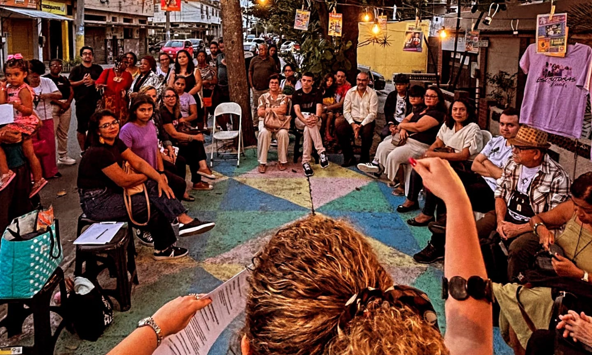 Esquina de rua vira xodó de amantes da leitura em São Gonçalo
