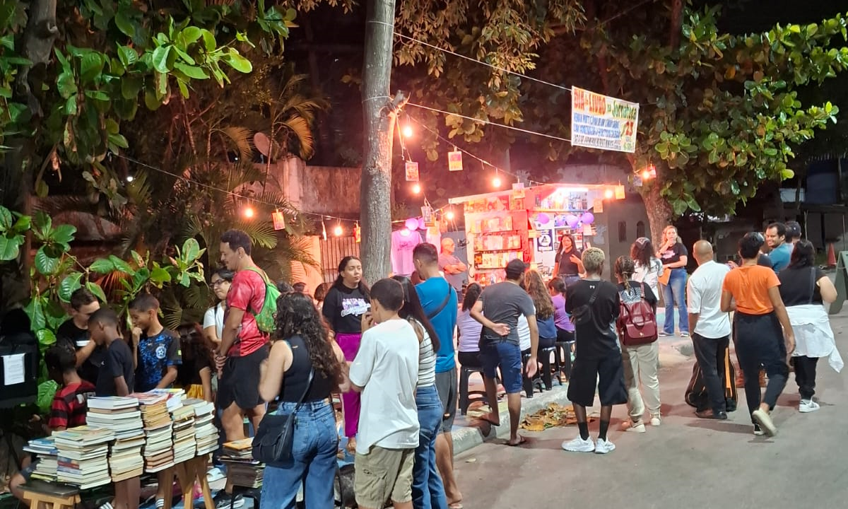 Esquina de rua vira xodó de amantes da leitura em São Gonçalo