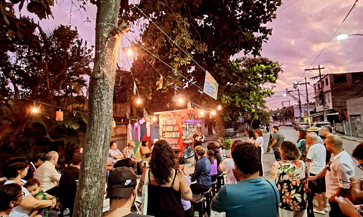 Esquina de rua vira xodó de amantes da leitura em São Gonçalo