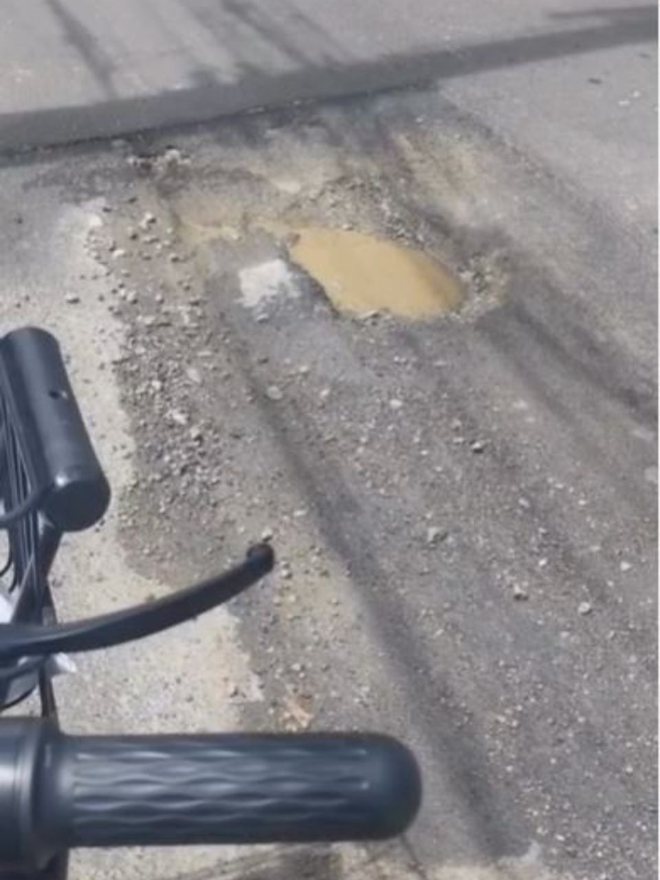 Buraco aberto da obra na via onde Maria Júlia e o namorado cairam