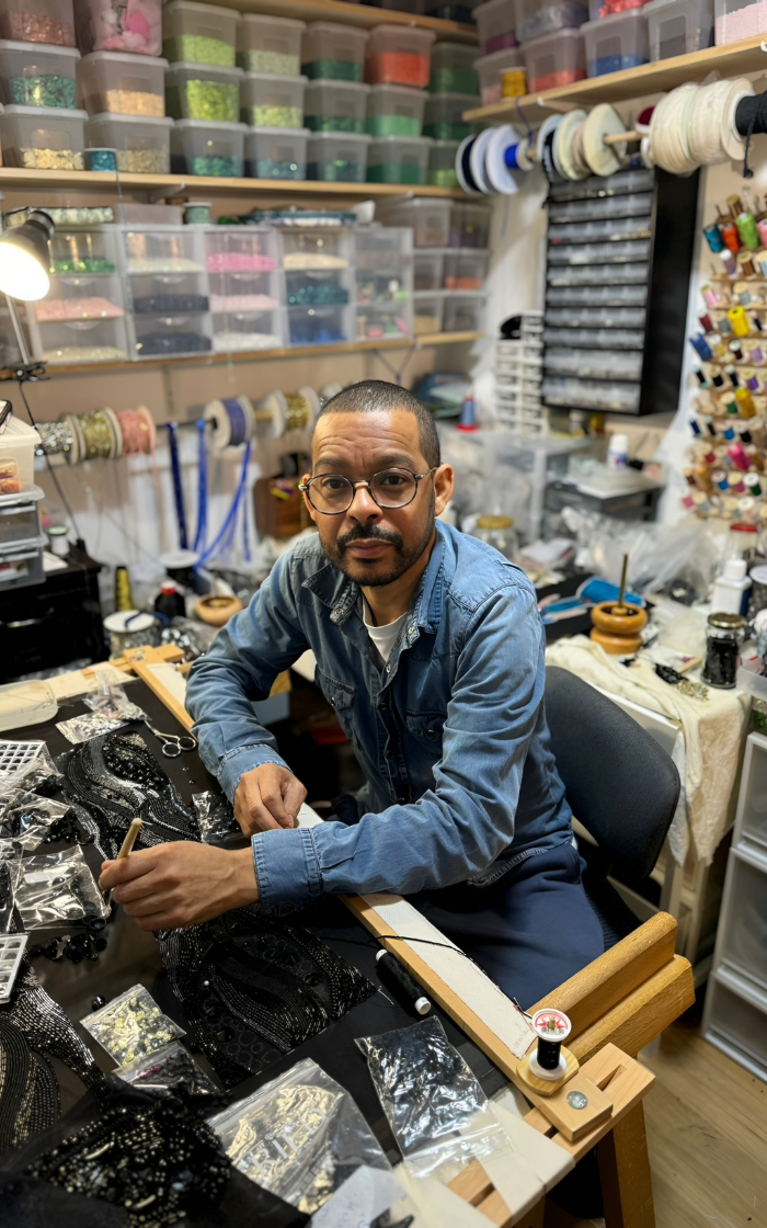 Bruno tem um pequeno ateliê em Paris