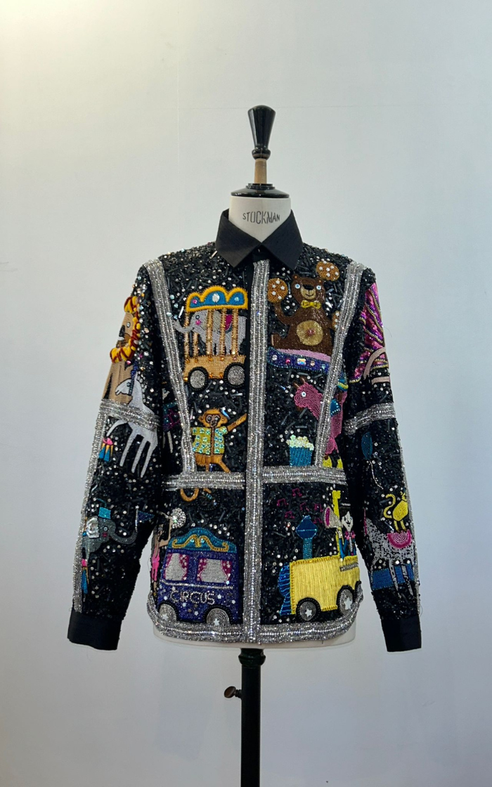 Parte da frente do casaco bordado com imagens do circo em detalhes