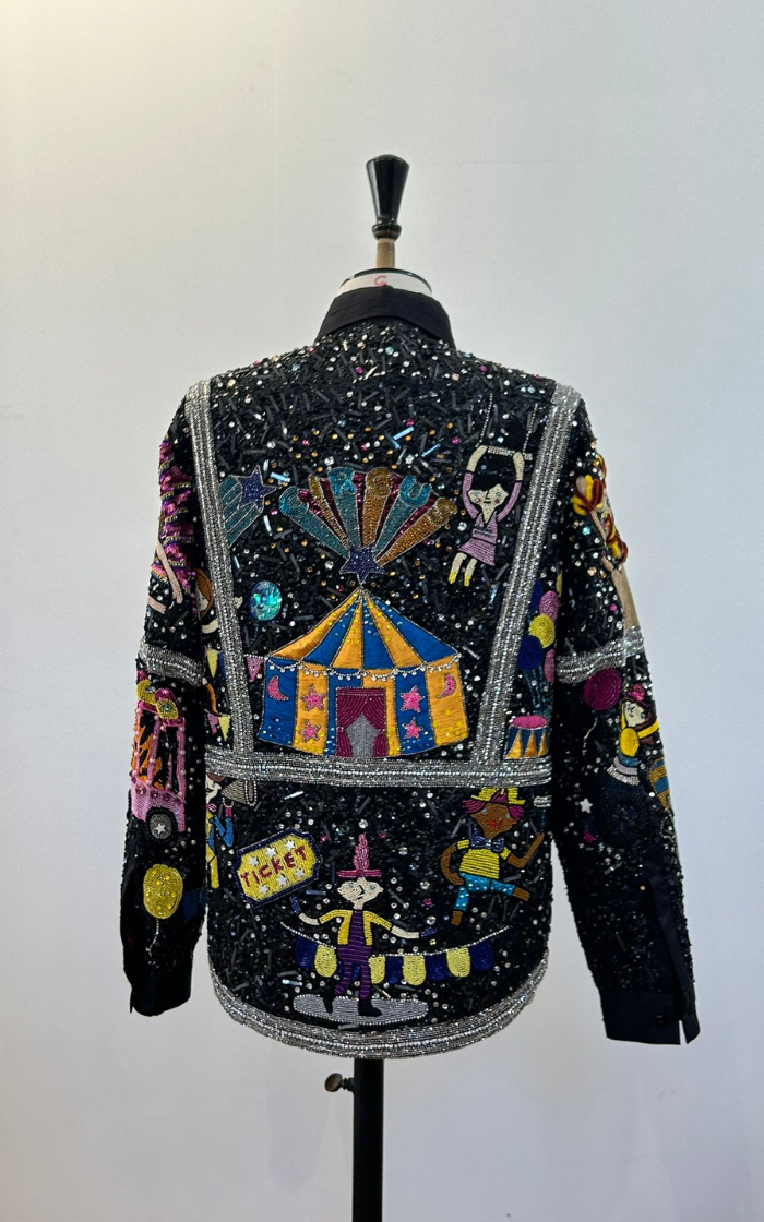Parte das costas do casaco bordado com imagens do circo em detalhes