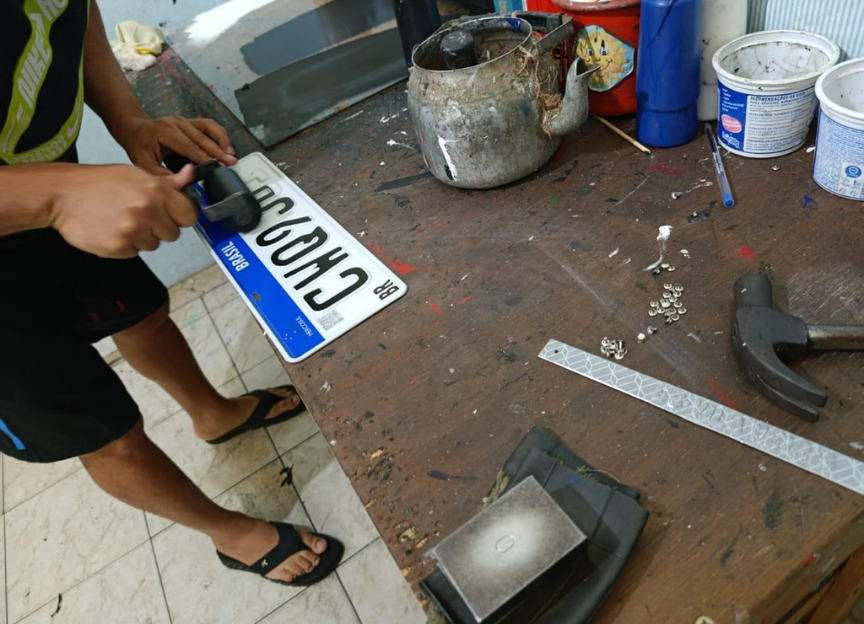 Fábrica que produzia placas de carro é estourada no Rio