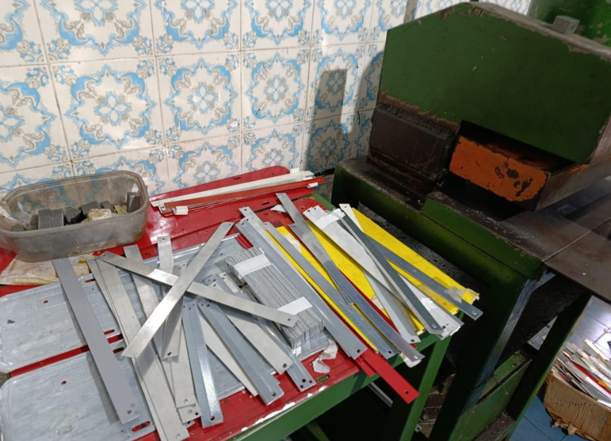 Fábrica que produzia placas de carro é estourada no Rio