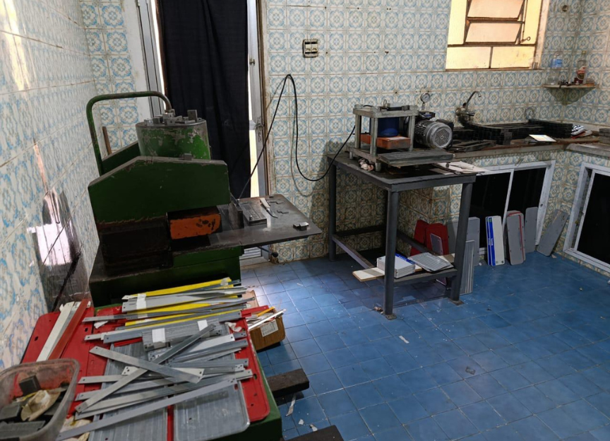 Fábrica que produzia placas de carro é estourada no Rio