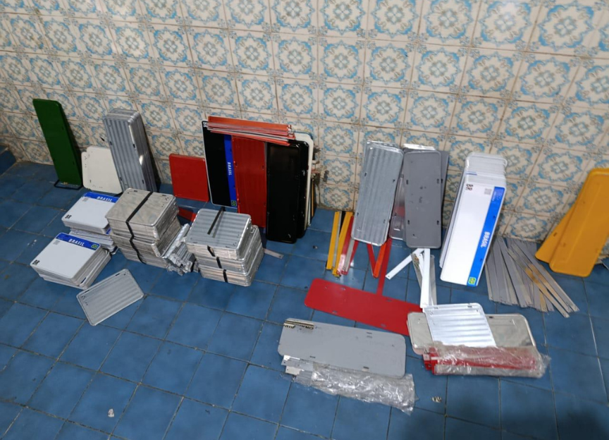 Fábrica que produzia placas de carro é estourada no Rio