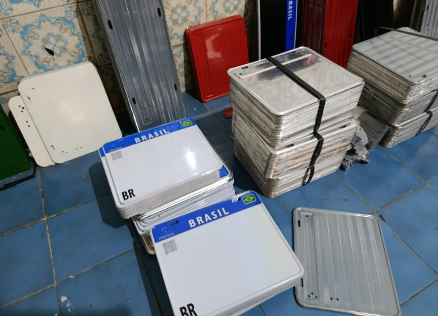 Fábrica que produzia placas de carro é estourada no Rio