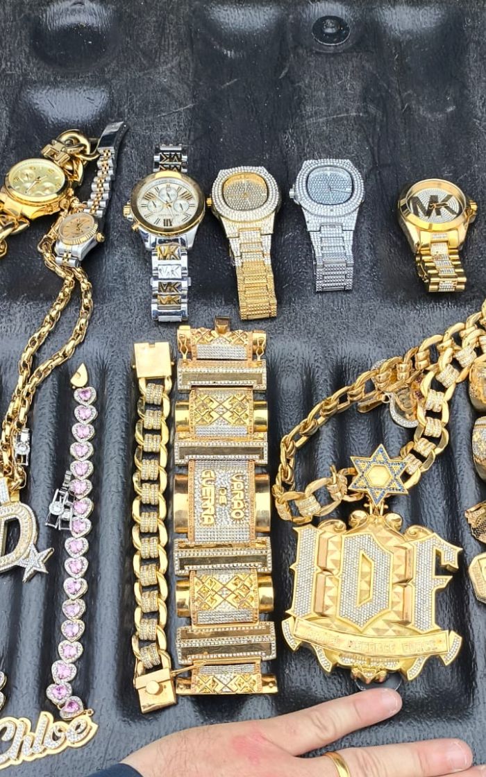 Joias encontradas fazem referência ao foragido da Justiça