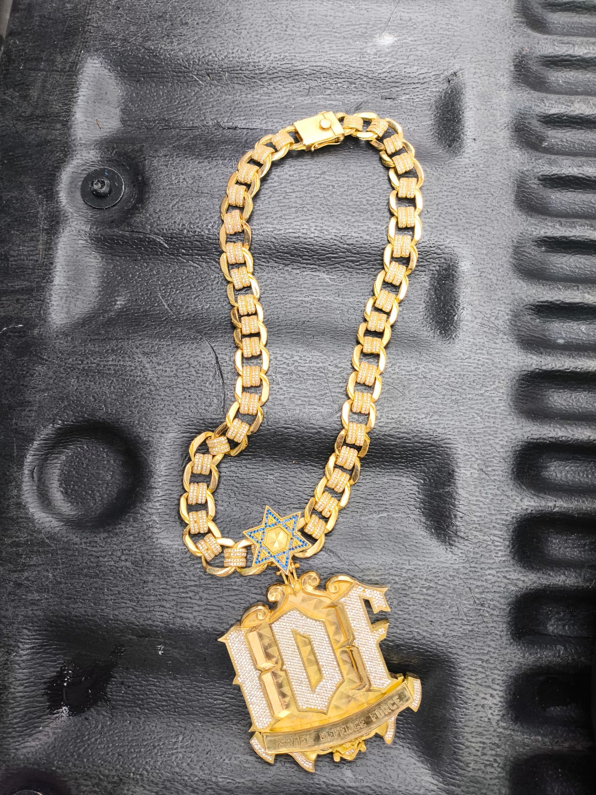 Joias encontradas fazem referência ao foragido da Justiça