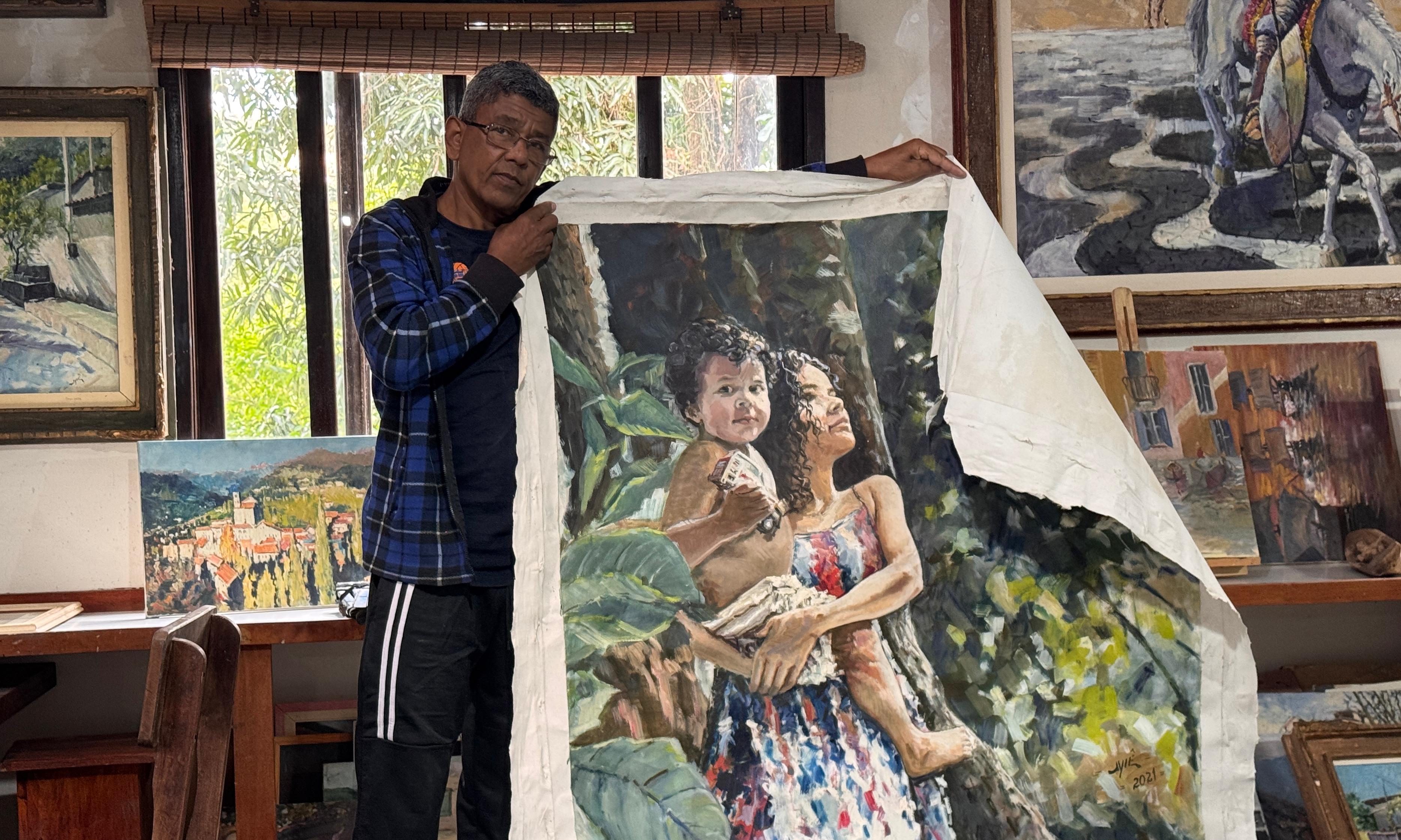 Aynê retrata pessoas e paisagens em seus quadros