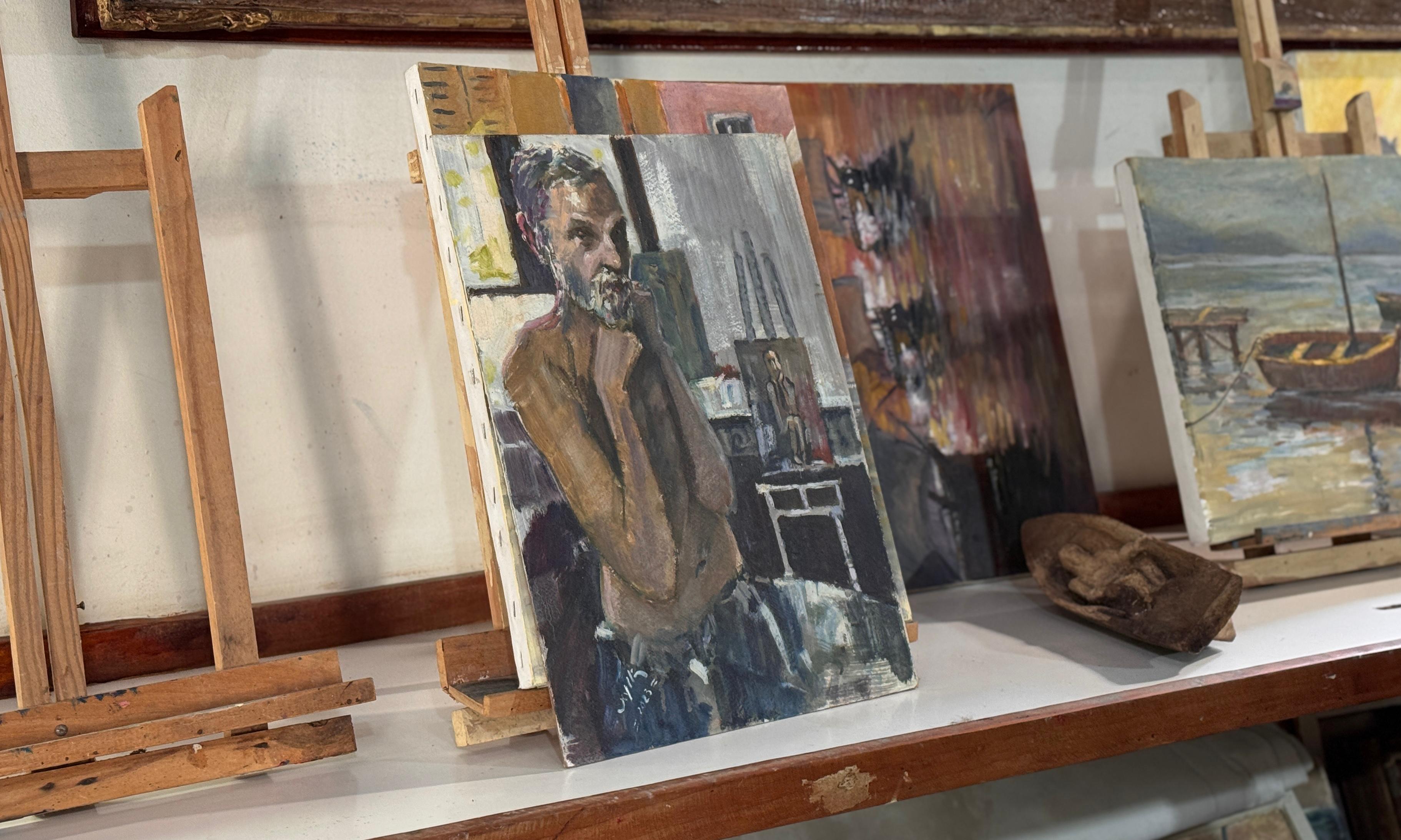 Aynê retrata pessoas e paisagens em seus quadros