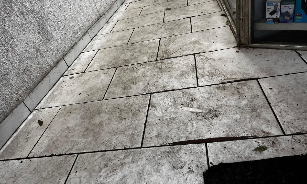 Água suja invadiu lojas na região