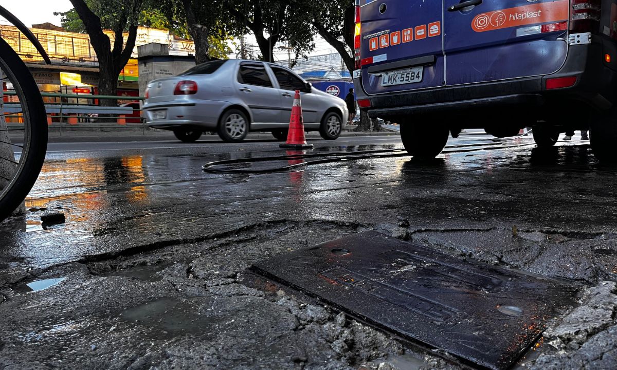 Equipe da Águas de Niterói fez limpeza da calçada nesta sexta (13)