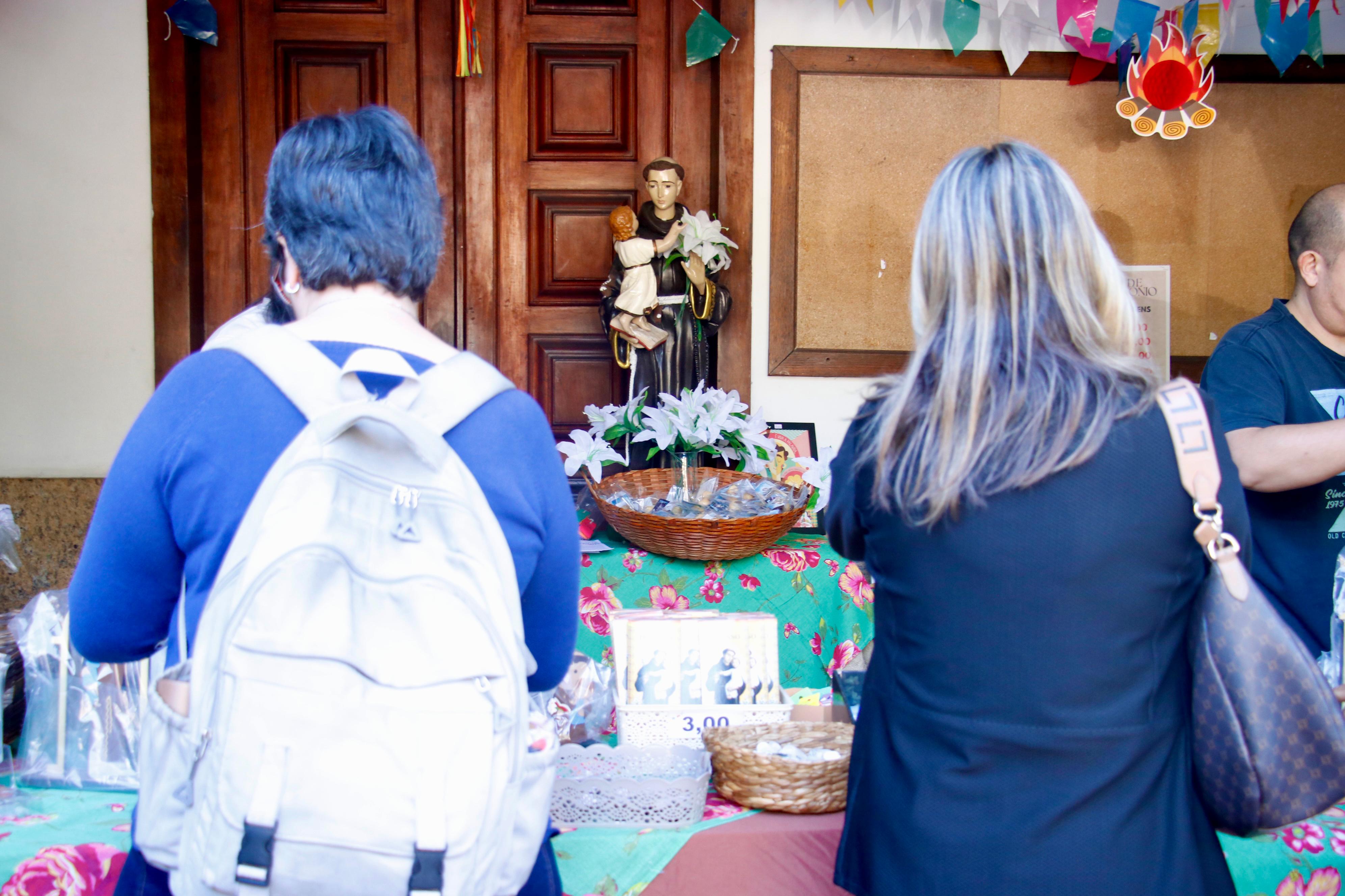 Fiéis agradecem milagres de Santo Antônio em Niterói