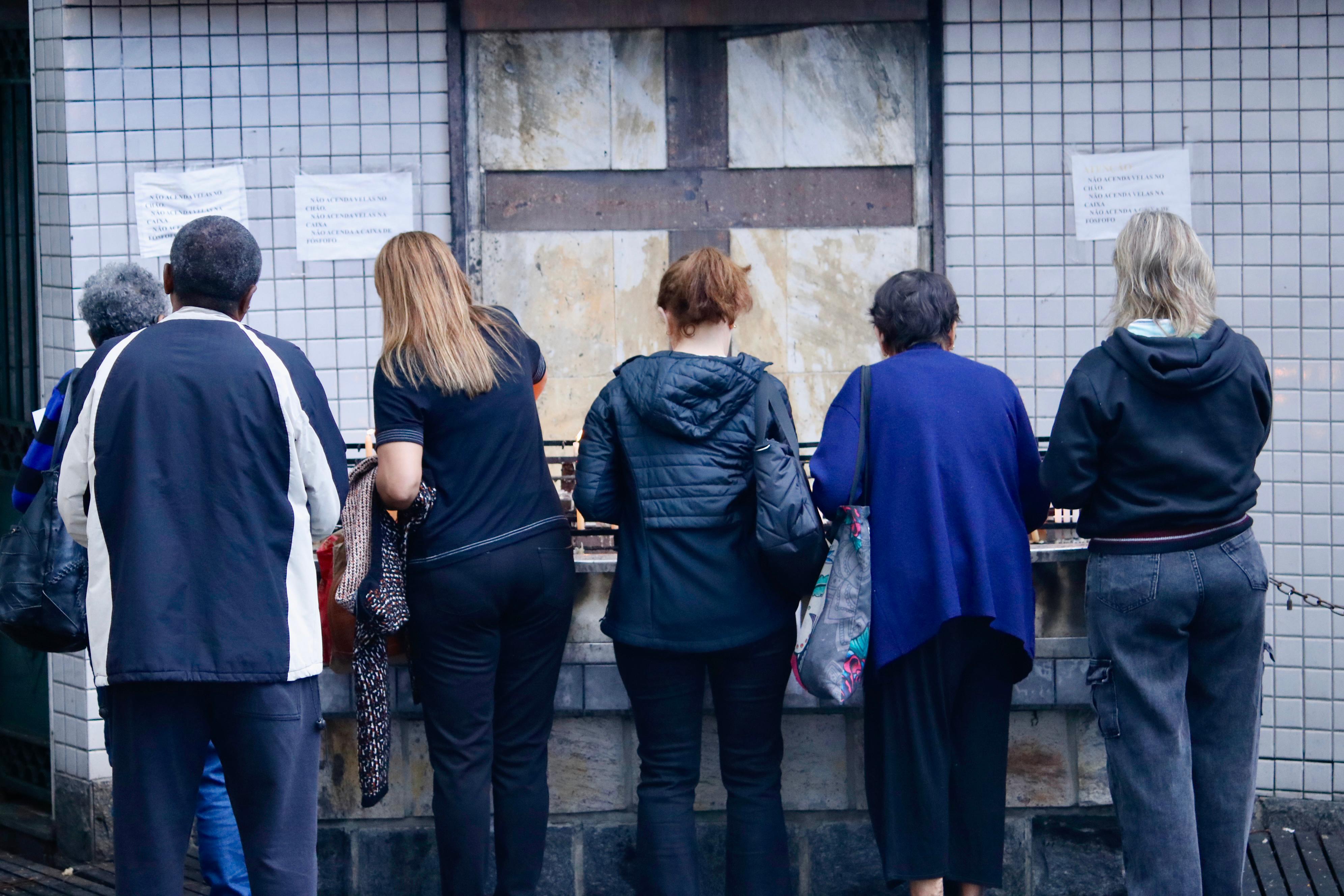 Fiéis agradecem milagres de Santo Antônio em Niterói