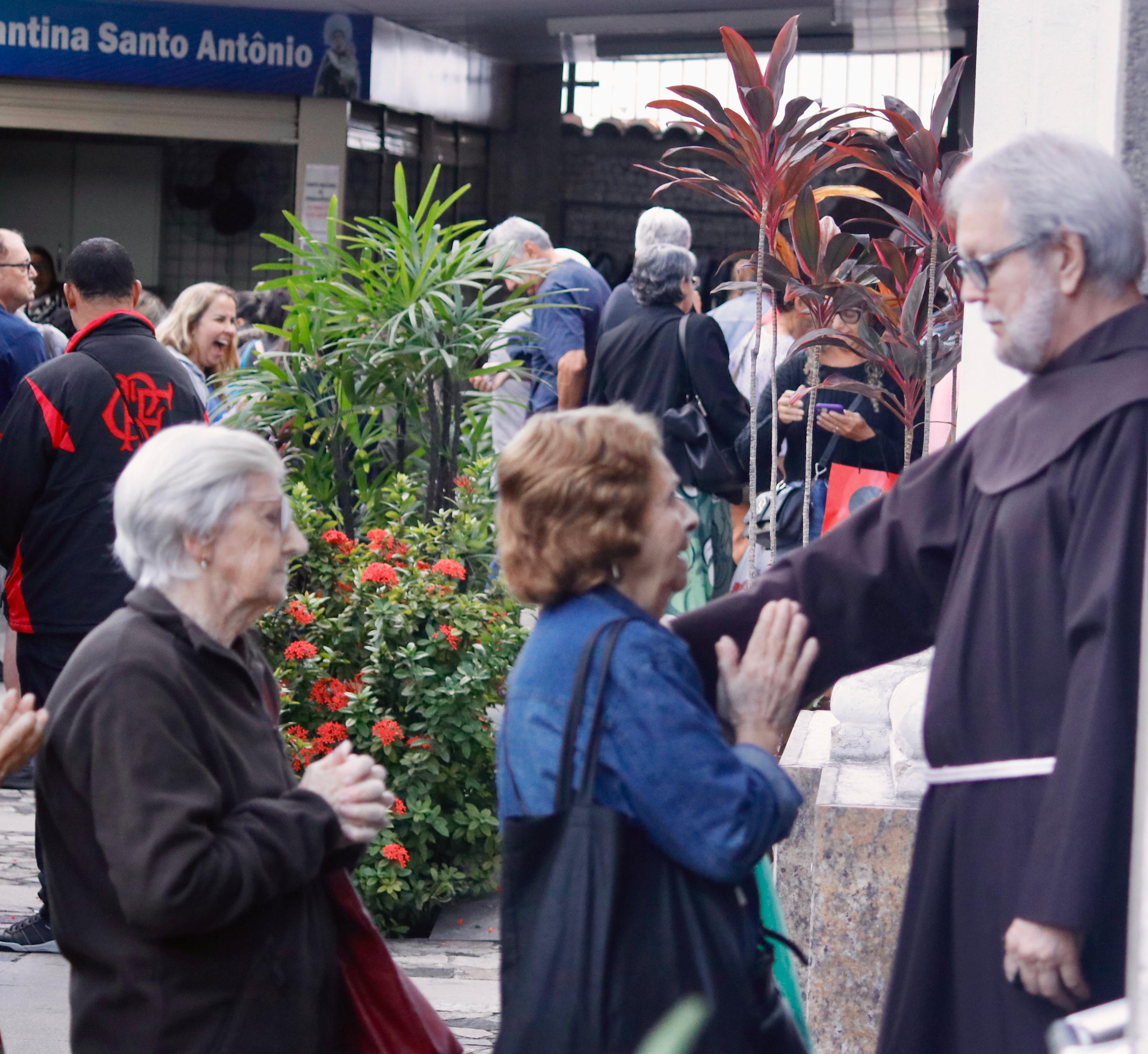 Fiéis agradecem milagres de Santo Antônio em Niterói
