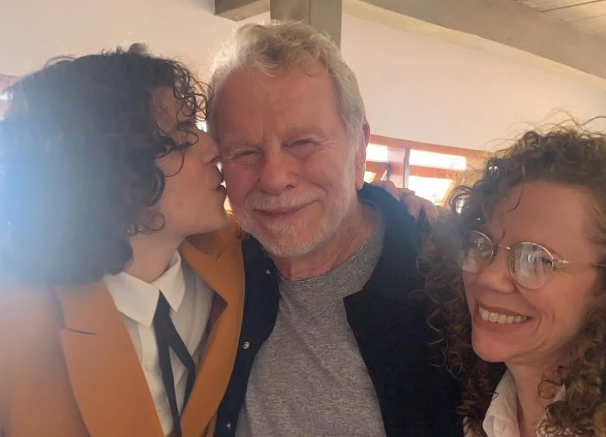 Filha de Debora Bloch se casa com cantora; veja vídeo