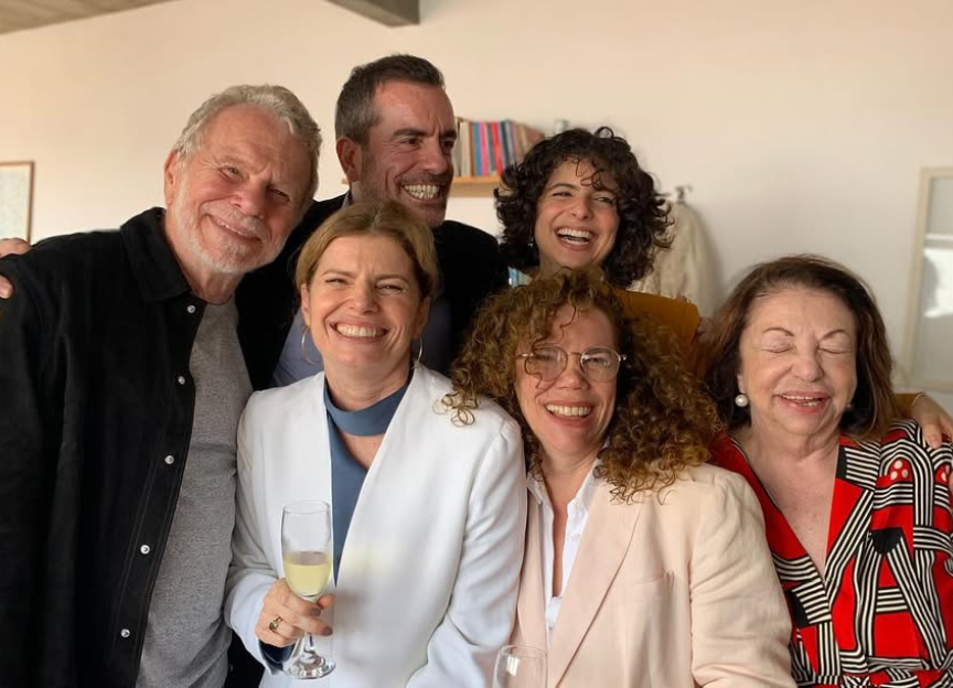 Filha de Debora Bloch se casa com cantora; veja vídeo