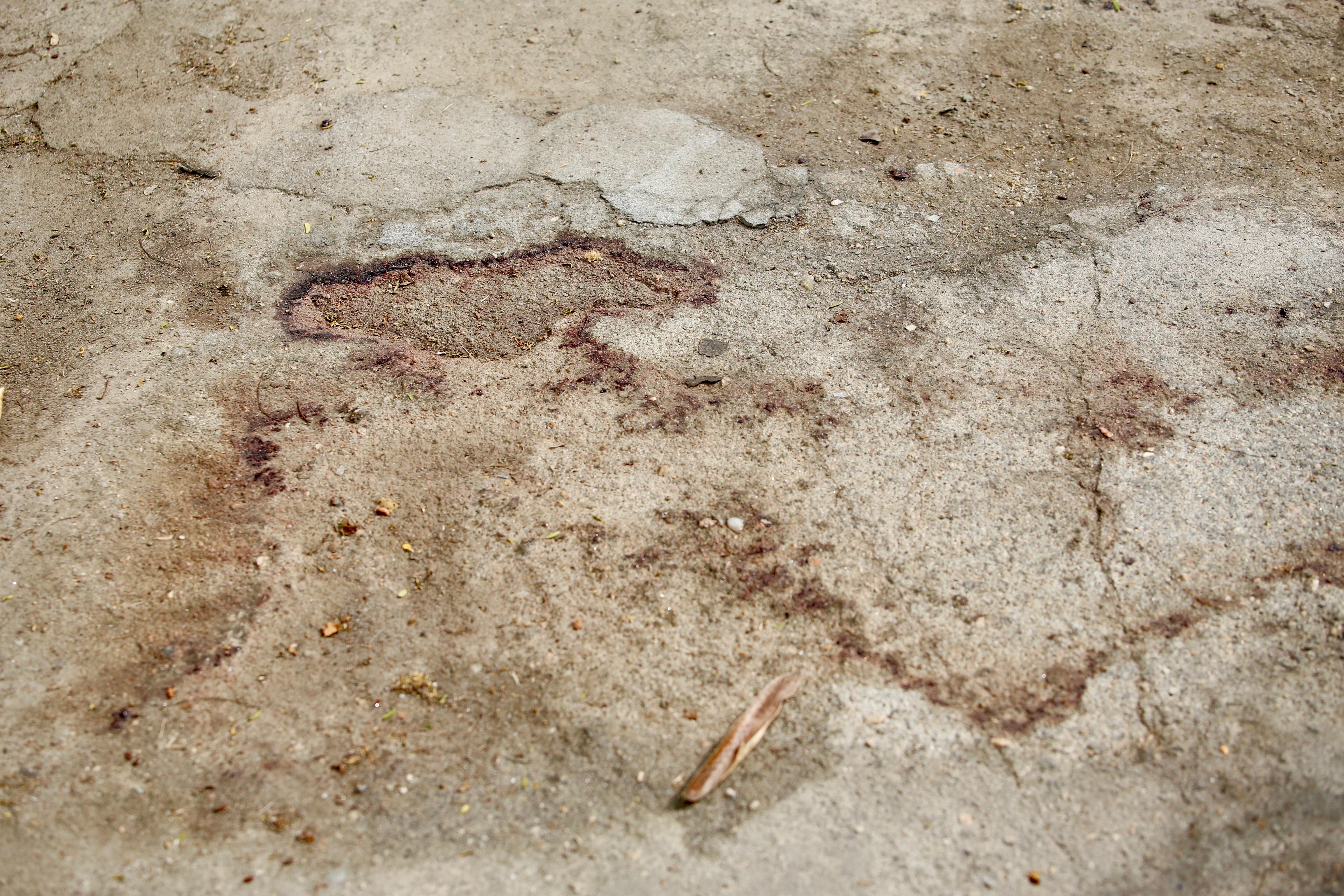 Uma mancha de sangue ficou marcada no chão
