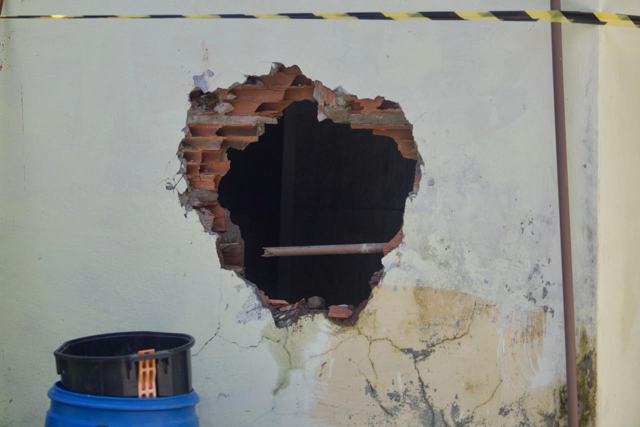 Parede teve que ser quebrada para ajudar no resgate das vítimas