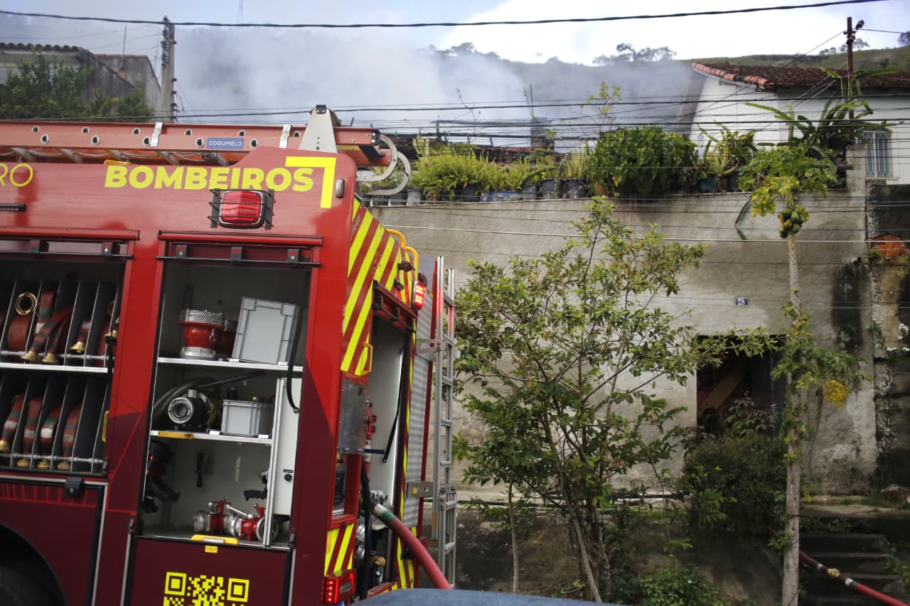 Bombeiros controlaram as chamas no local