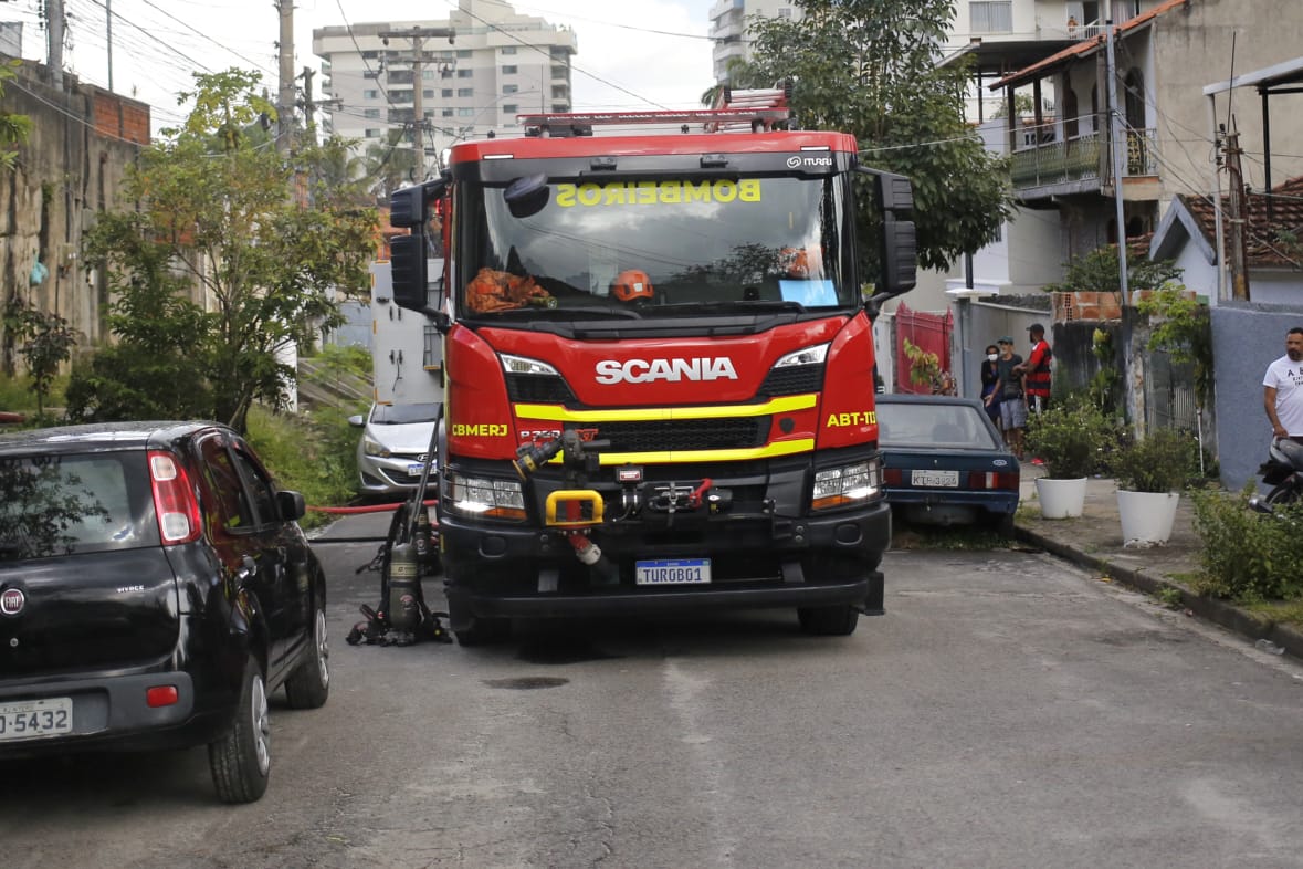 Bombeiros controlaram as chamas no local