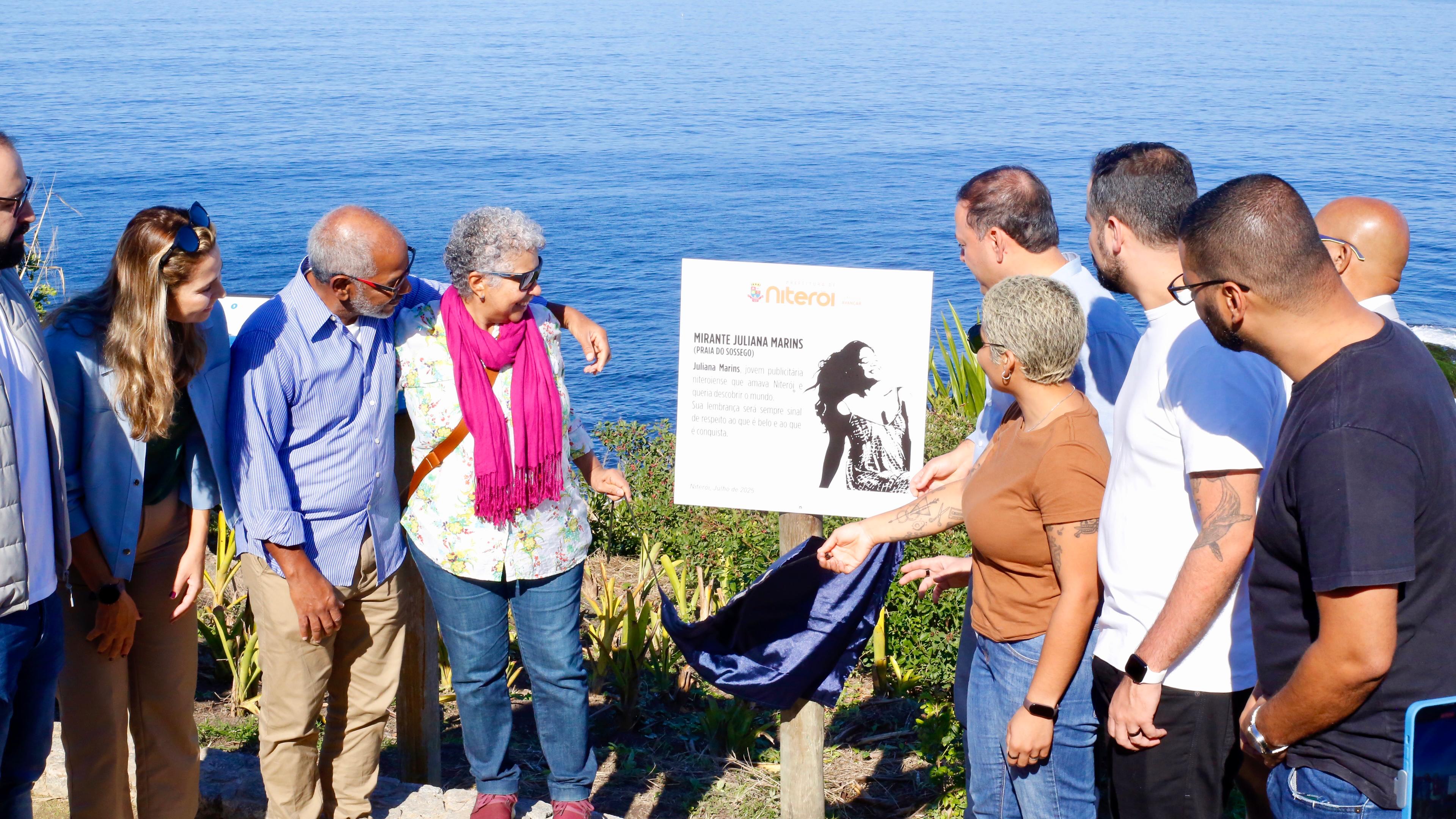 Placa em homenagem a Juliana Marins foi inaugurada na Praia do Sossego