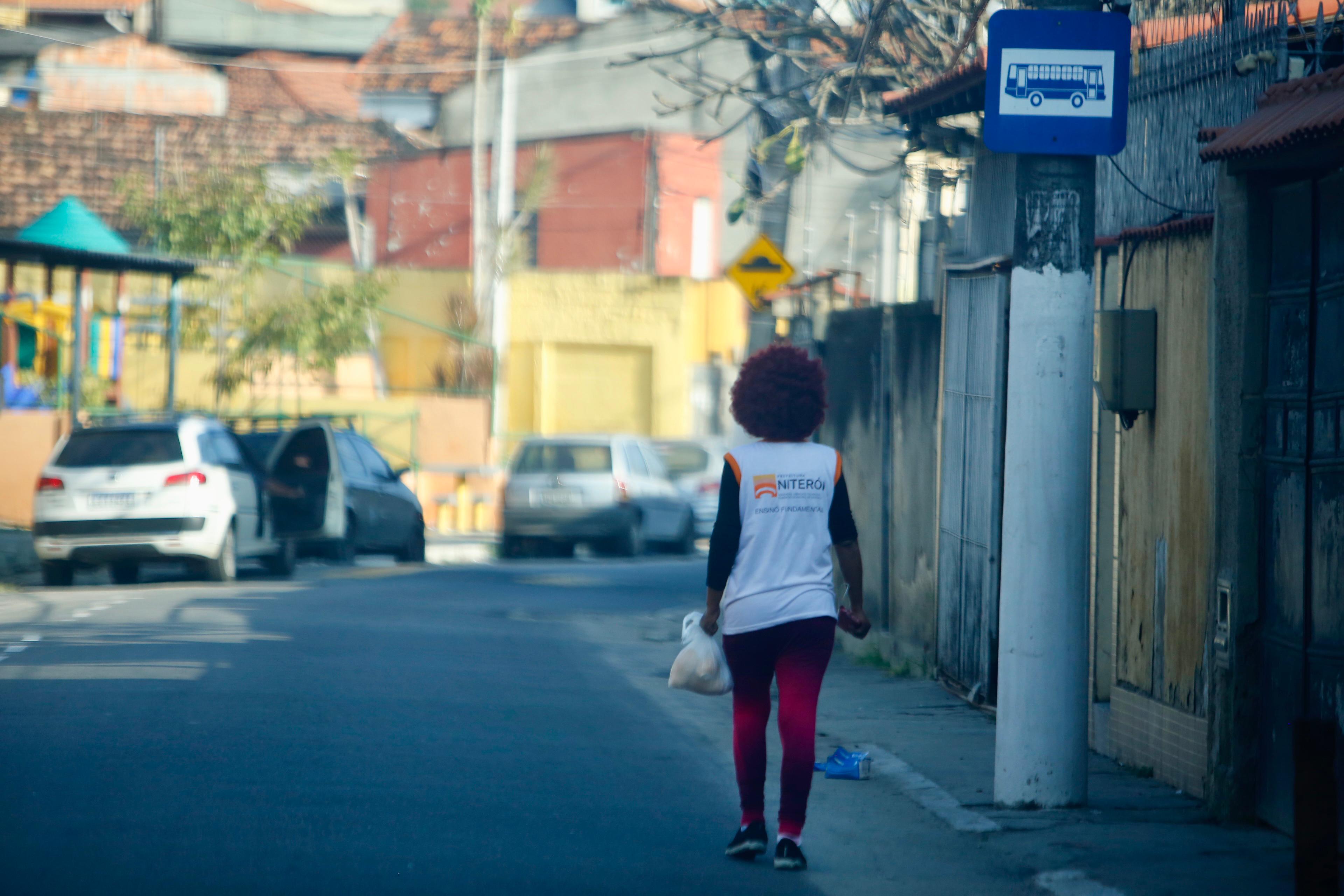 Pedestres caminham pela Engenhoca após a retirada das barricadas