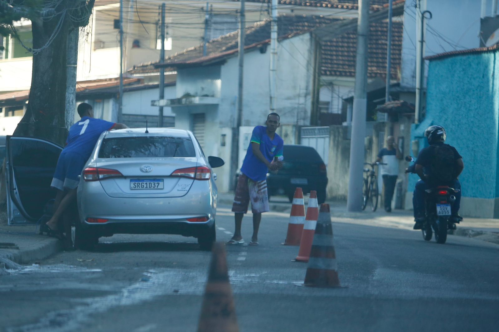 Pedestres caminham pela Engenhoca após a retirada das barricadas